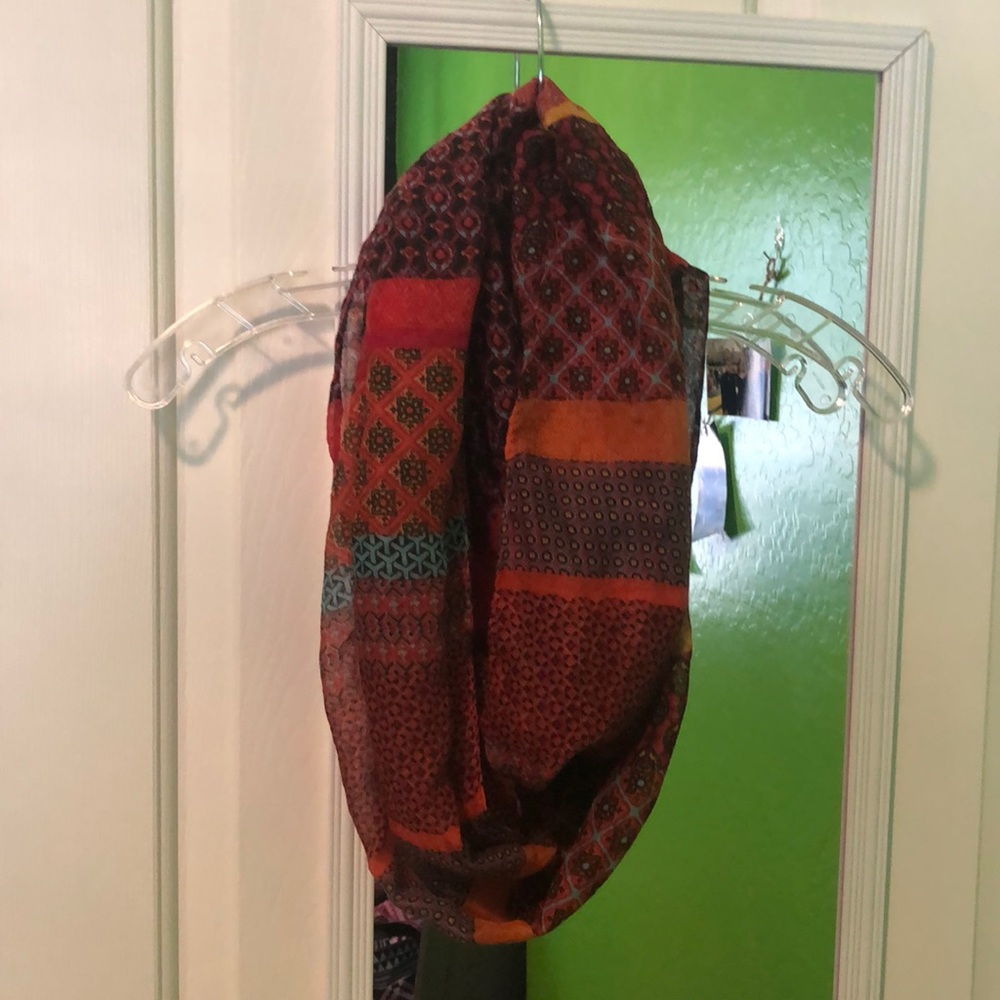 Multicolored/pattern light infinity scarf - Picture 3 of 3